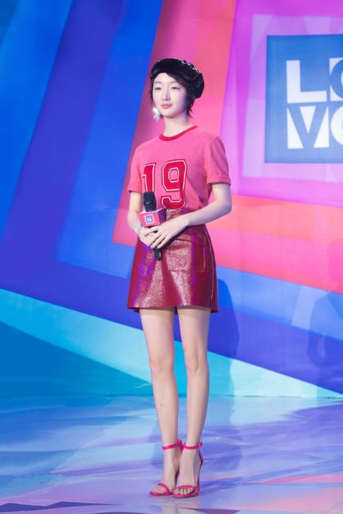 周冬雨又拿影后!曾因身高矮被嘲时尚黑洞,如今成小个子穿搭模板