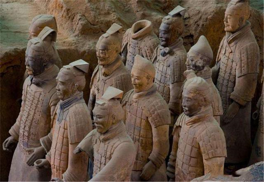 兵马俑千人千面之谜,新鲜出土的彩色兵马俑栩栩如生