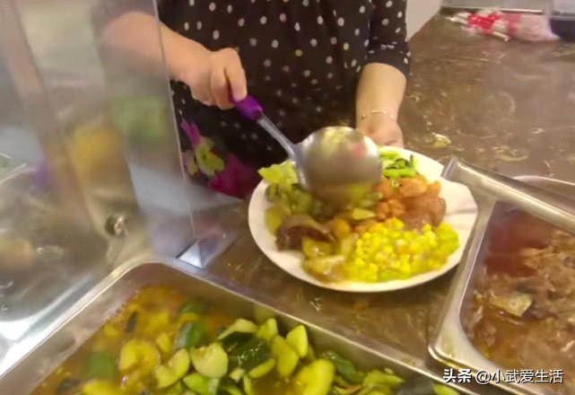 东北15元自助快餐火爆场面,快餐自助餐13元选几种菜才不会亏