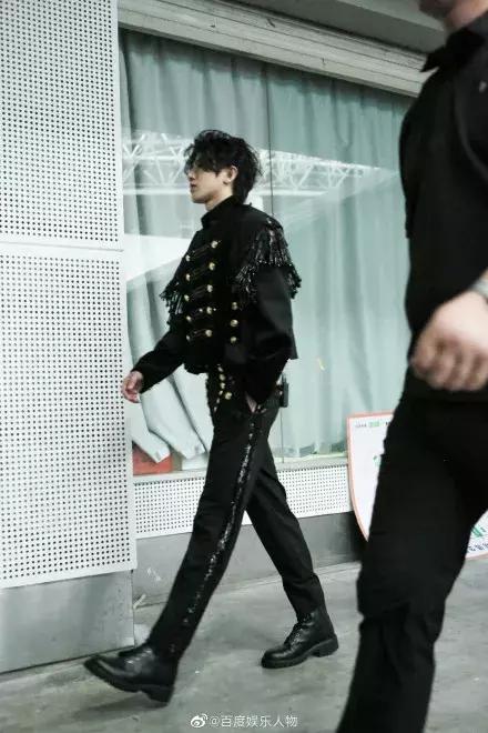 蔡徐坤身高成长史,蔡徐坤为什么相貌改变这么大