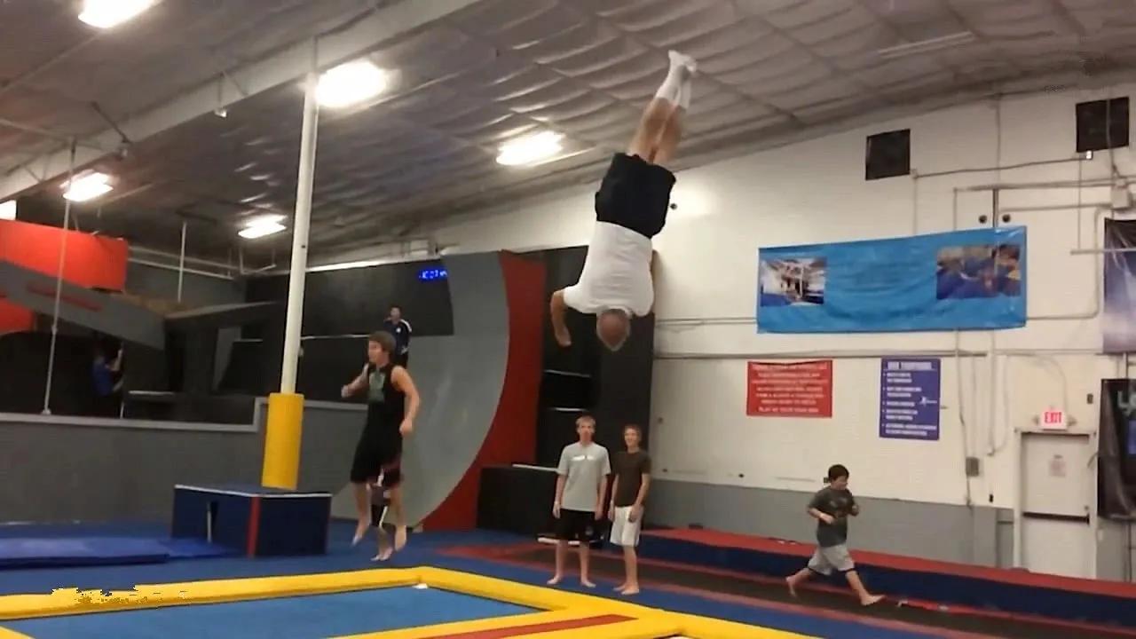 老人花式蹦床,60多的老人爱跳爱运动