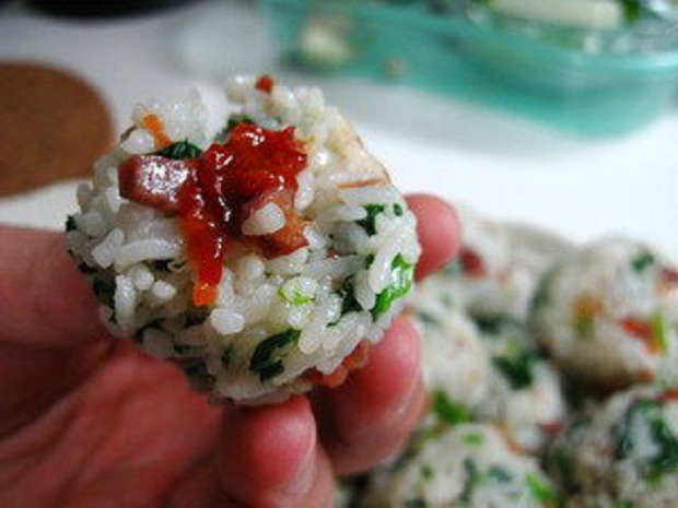 剩饭饭团做法家庭版,家里只有剩饭和鸡蛋怎么做饭团