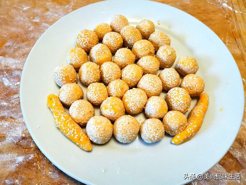 做芝麻丸子的过程中蜂蜜要加热吗,干炸丸子放熟芝麻还是生芝麻