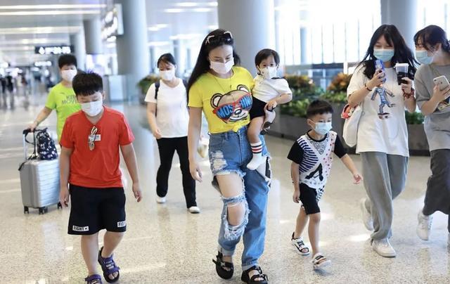 邹市明冉莹颖冬日机场照,邹市明冉莹颖恩爱瞬间