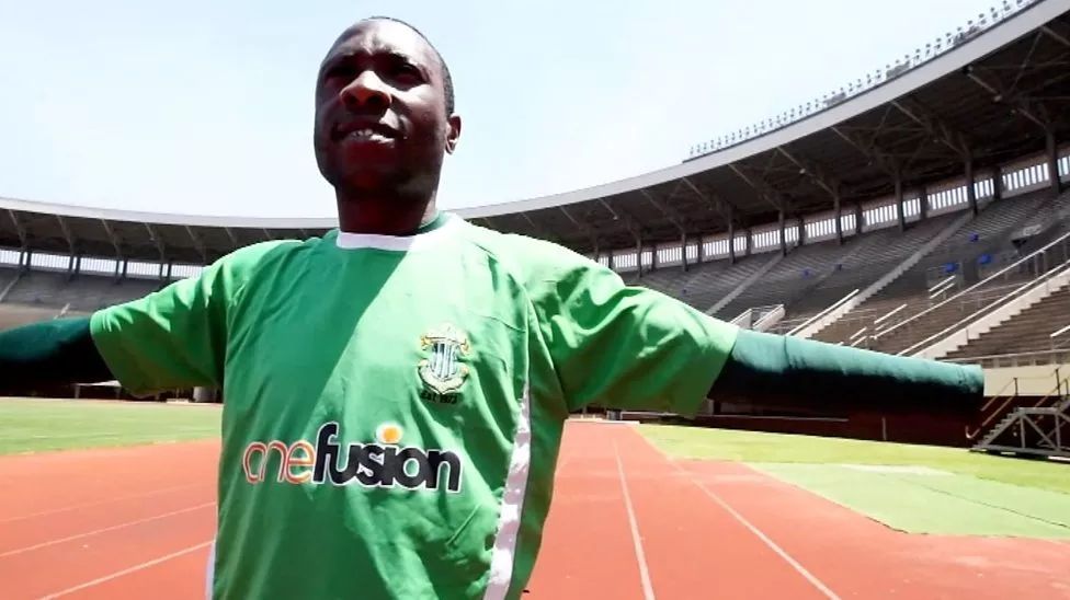 车祸夺走他的左臂，却夺不走非洲硬汉的绿茵梦想