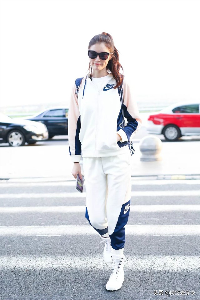 靴子裤今年最流行的穿搭,运动裤靴子配什么上衣