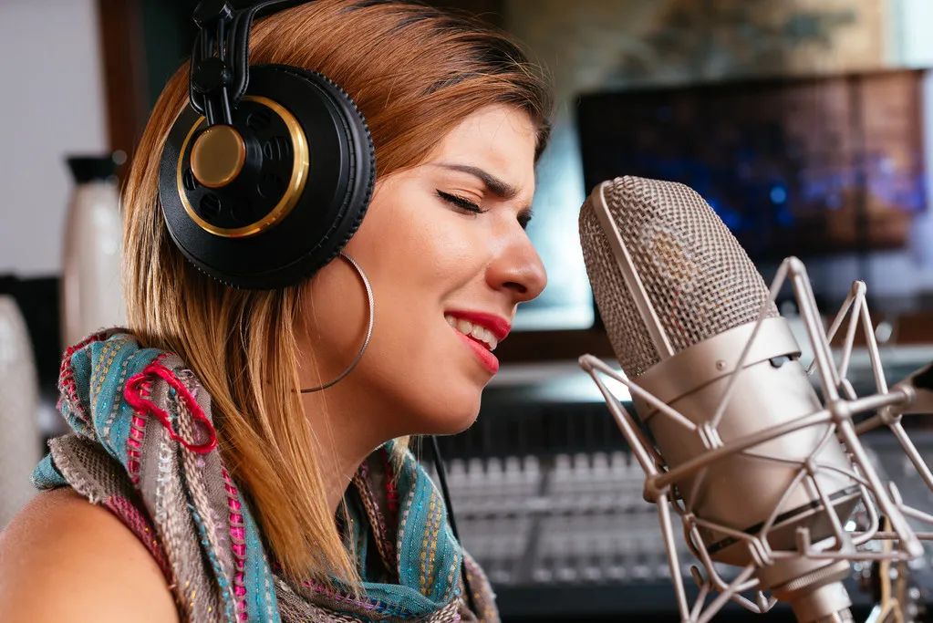 左右耳返音乐,左右声道对应的耳机