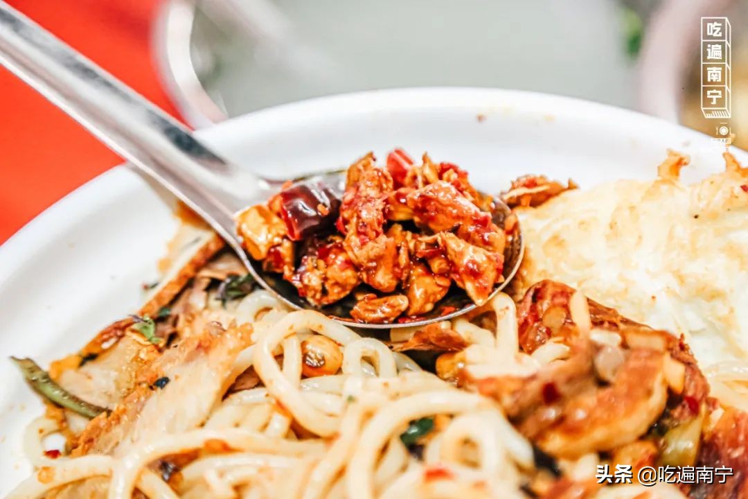 桂林本地人爱吃的桂林米粉,一碗桂林米粉吃出了我儿时味道