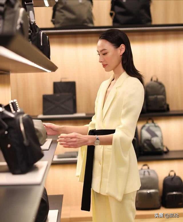 梁洛施马尾背带裙,梁洛施穿短裙子