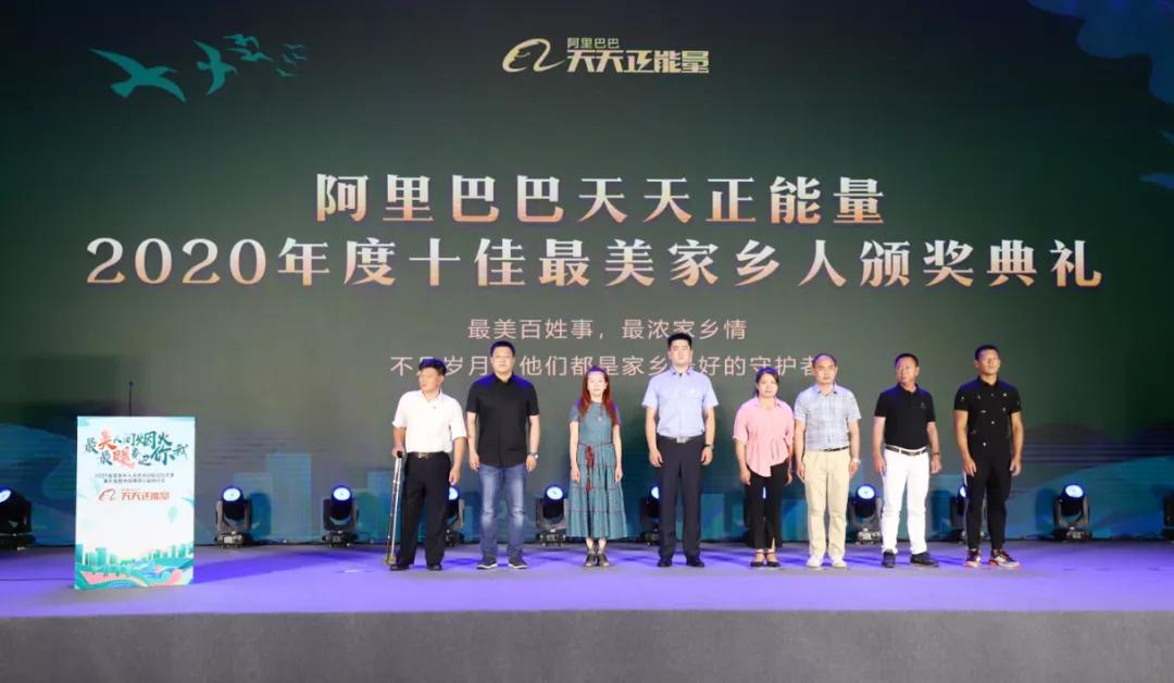 65岁老人感动落泪,领奖台上感动的哭了