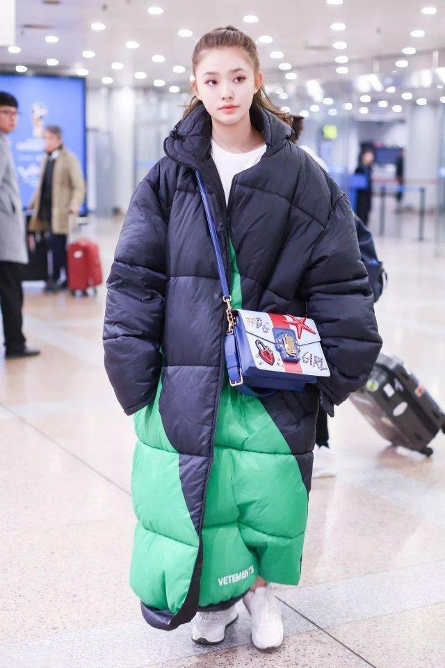 杨紫宋轶,宋轶羽绒服粉色