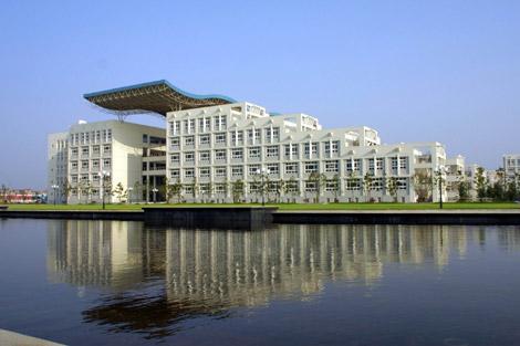 十大大学校园景色,建在湖边的大学