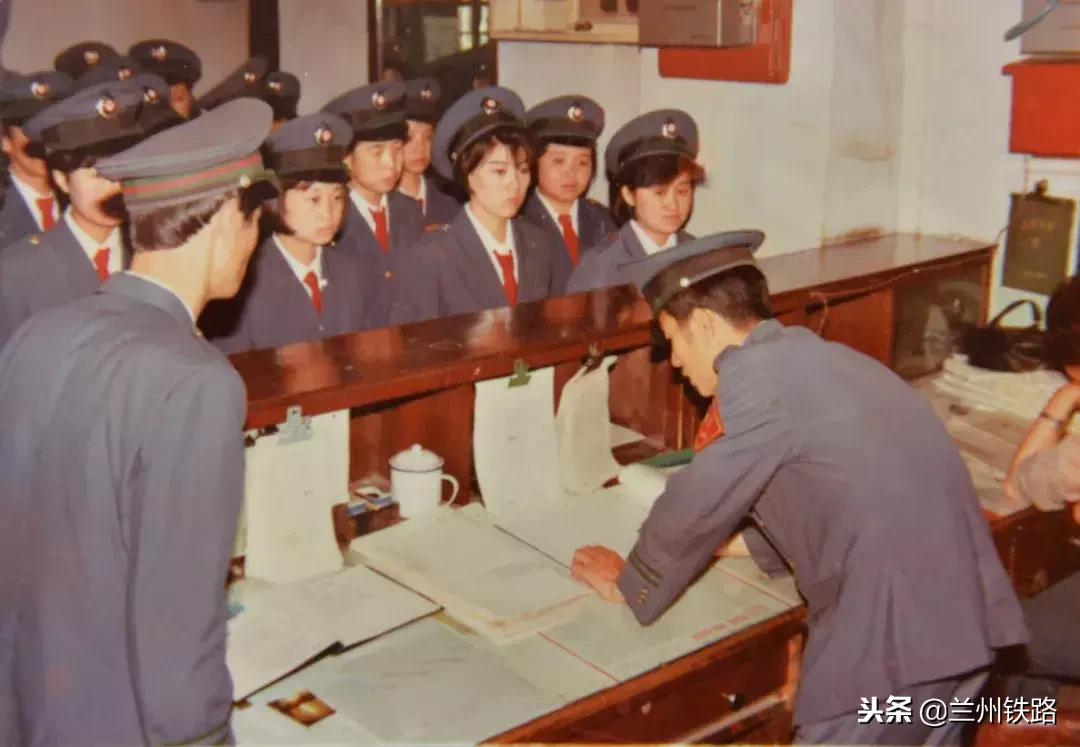 中国铁路制服发展史的图片,中国铁路制服发展历程