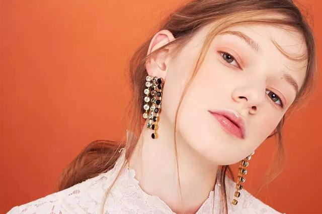 如何选耳饰百搭款,怎么挑选耳饰不会变色过敏