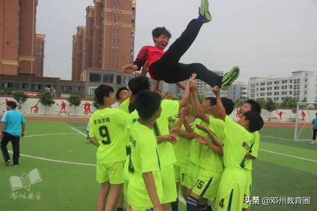 邓州市致远实验学校：桥边观鱼，竹下吟诗！真是师生进校入画来