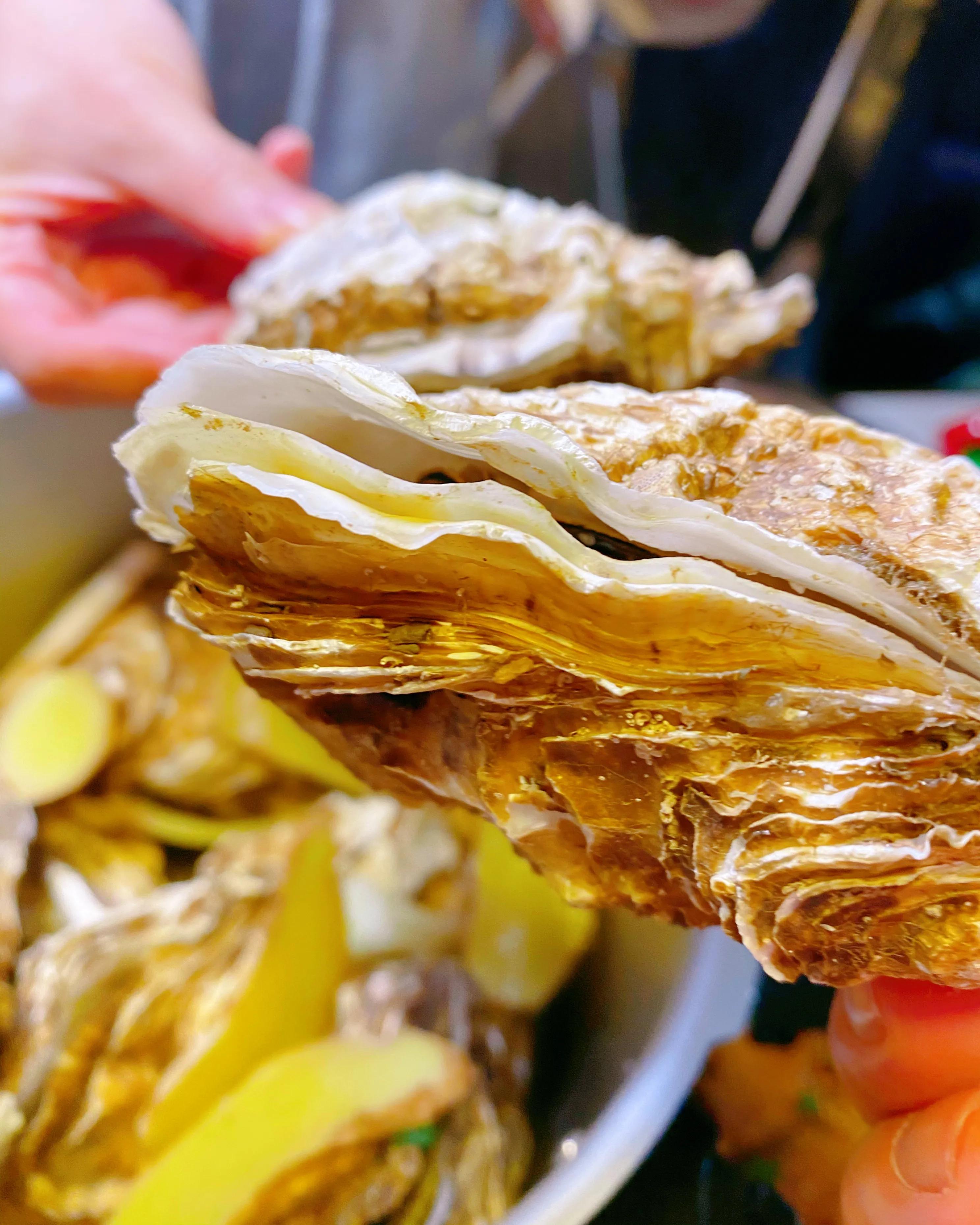 没想到西安这家饭店，把虾做出了各种“花”，排队吃虾人真多