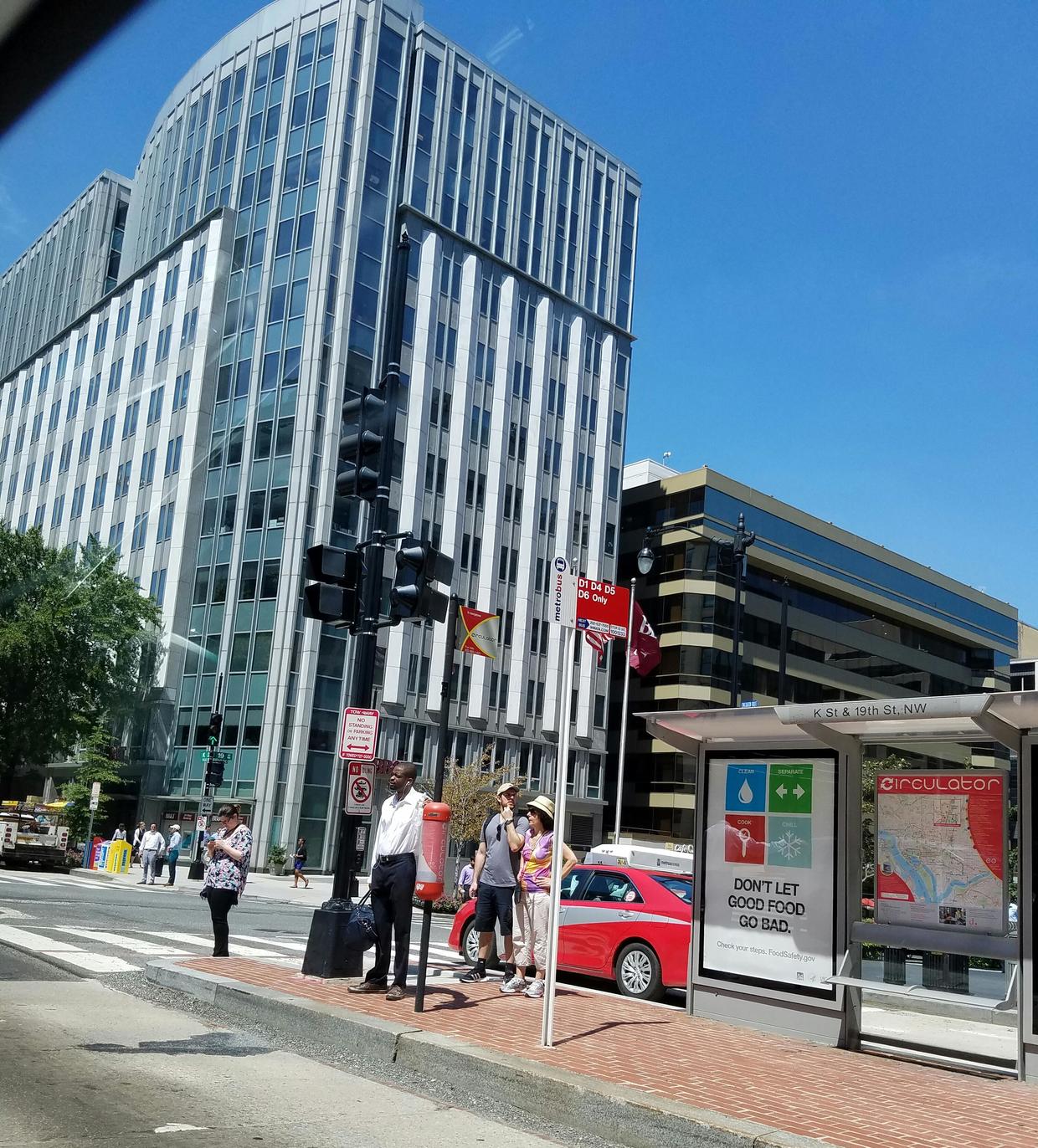 她为什么能凭自己的意愿到任何国际组织工作？