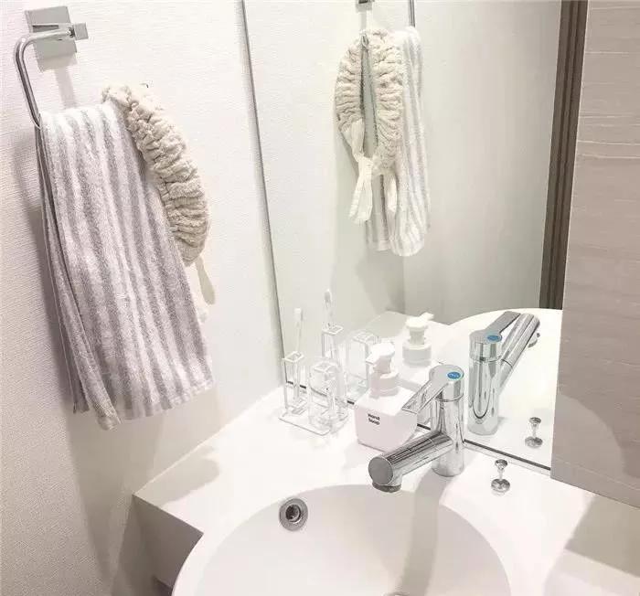 28岁郑爽卧室曝光引热议：“性冷淡”的人生，真的很爽