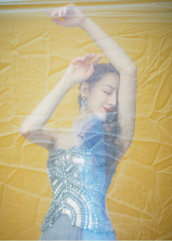 迪丽热巴薄纱裙造型高定,迪丽热巴亮甲纱裙