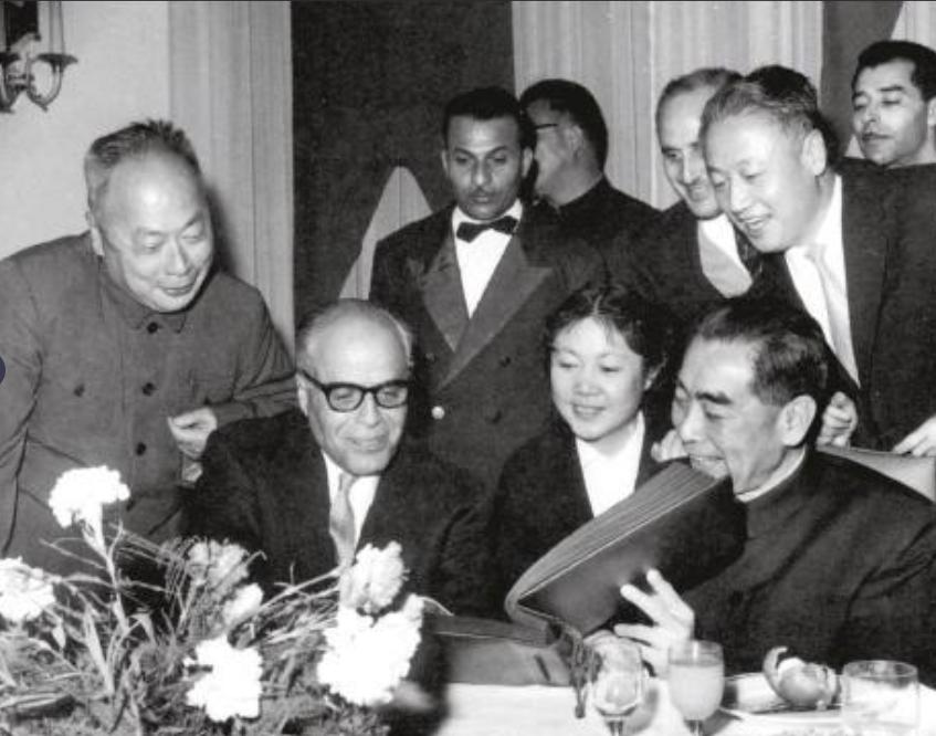 美国记者与周恩来握手，故意掏手帕不停擦手，周总理一招轻松反击