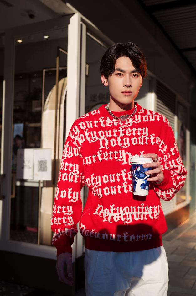 瑞幸颜值天花板回归了,瑞幸到底是元气满满还是啪啪打脸