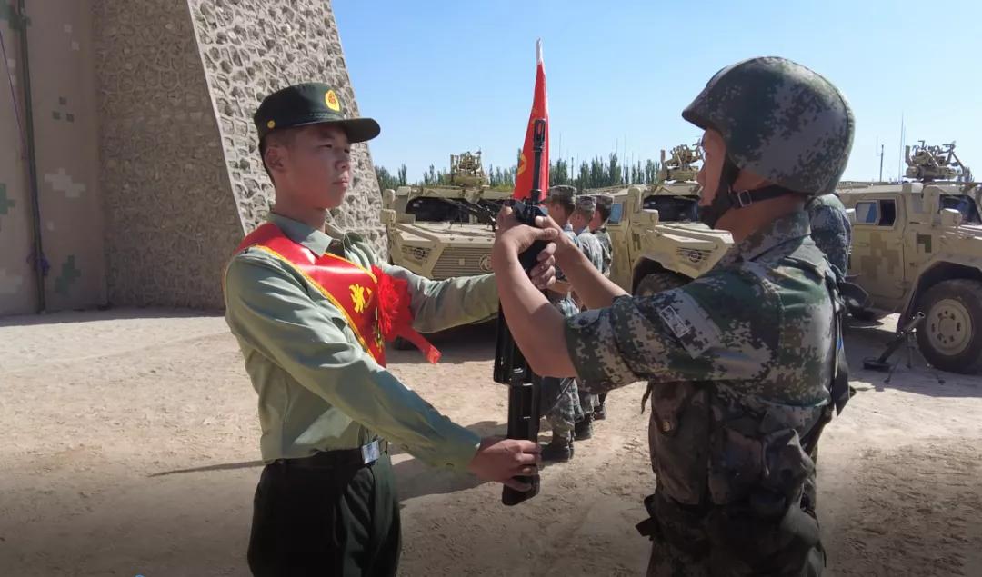 老兵退伍感人瞬间,老兵退伍潸然泪下