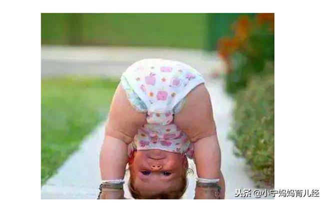 婴儿发脾气用手抓自己怎么处理,婴儿夜里伸手乱抓需要按住吗