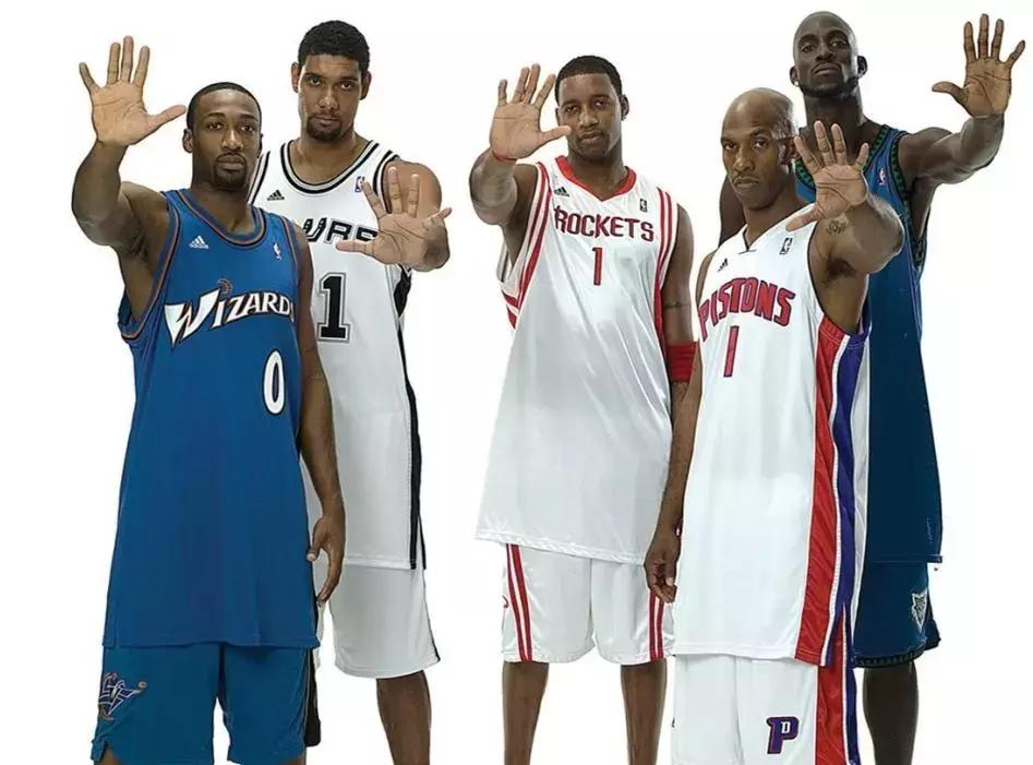 阿迪达斯天足签名鞋,阿迪团队鞋比签名鞋好吗