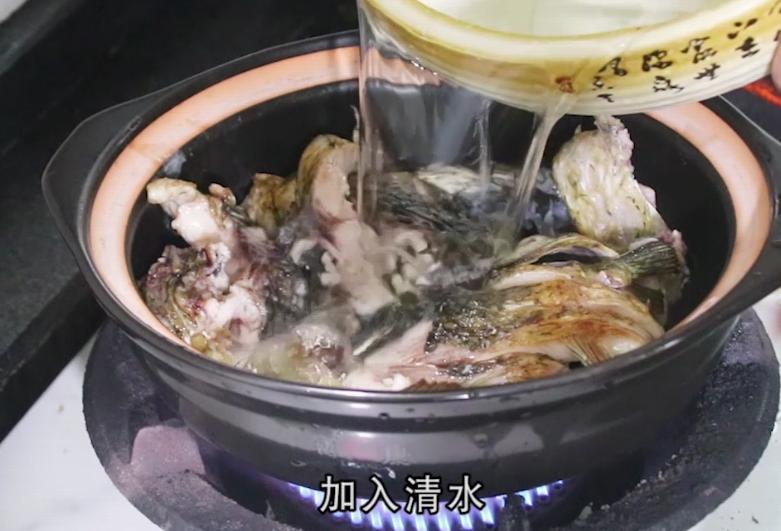 鲤鱼最营养美味的做法,鱼肉鲜嫩,汤白如牛奶,步骤简单易操作