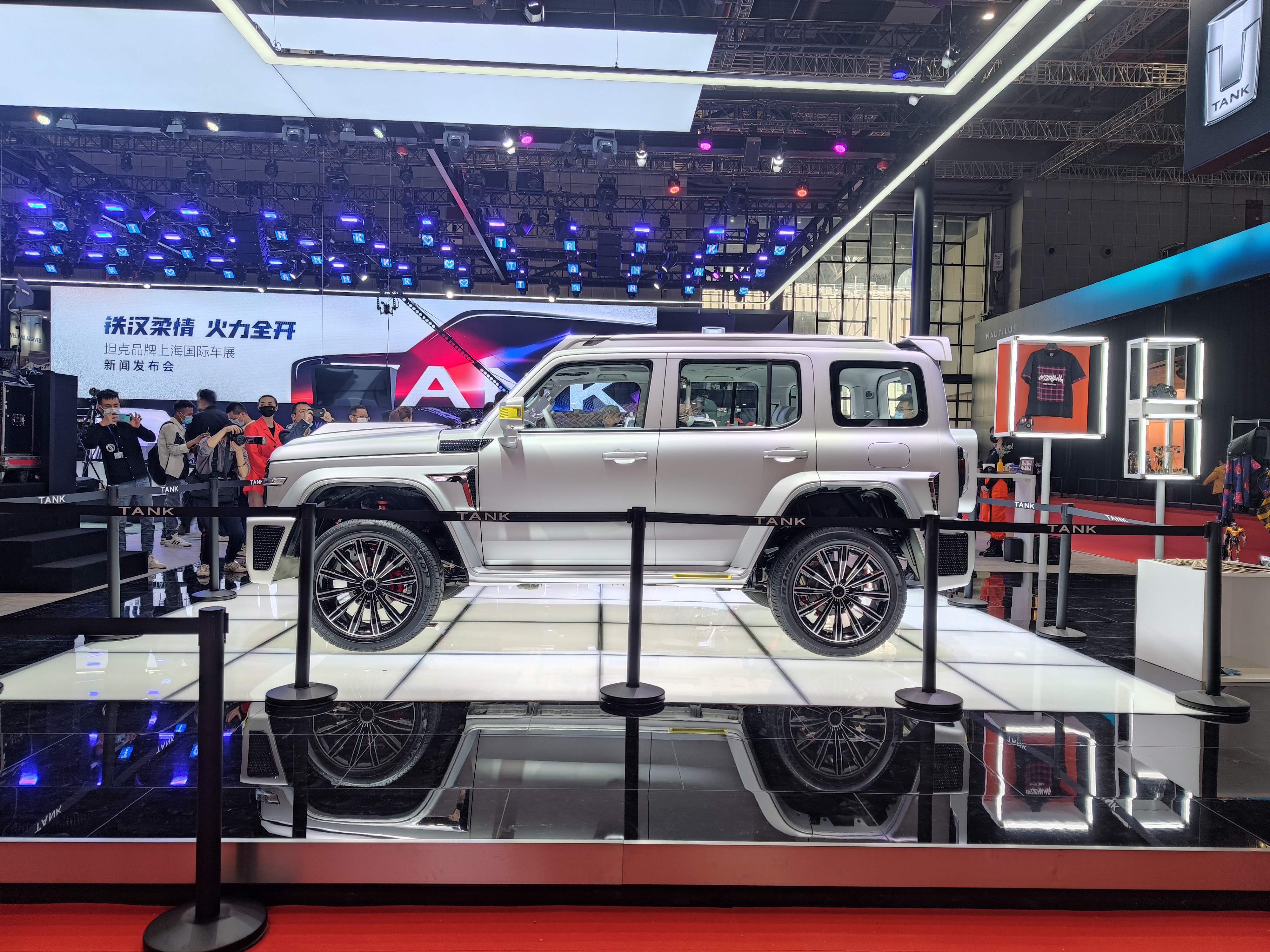 赛博坦克300对比大g,赛博坦克300落地价白色