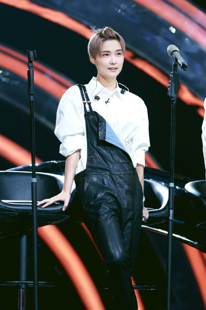 另一种蓝宋茜穿搭背带裤,背带裤一字领穿搭