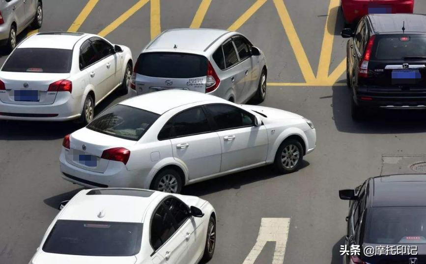 为什么骑摩托车不堵车,骑摩托为什么要低着头