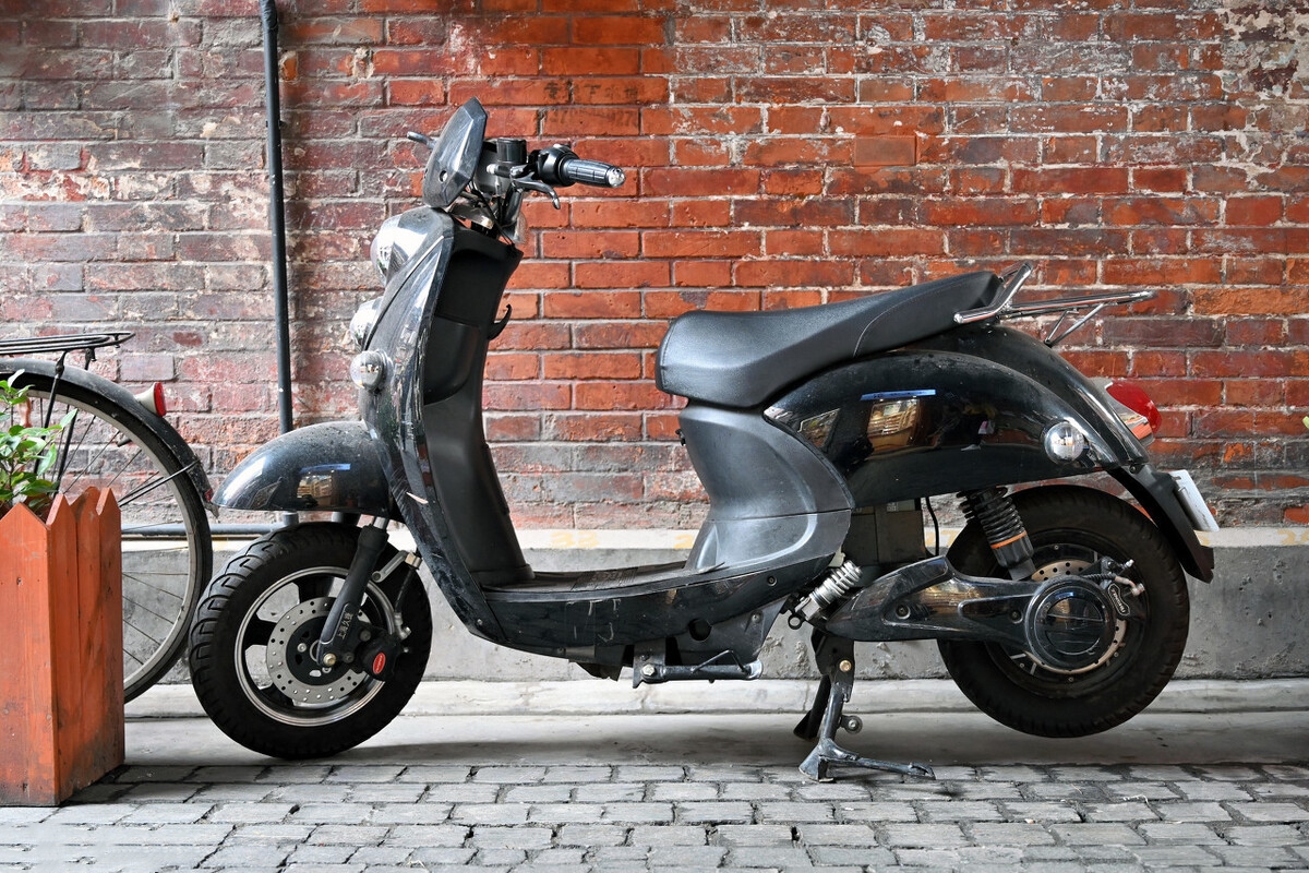 一辆电动车大概能赚多少利润,开电动车店一年能有多少利润