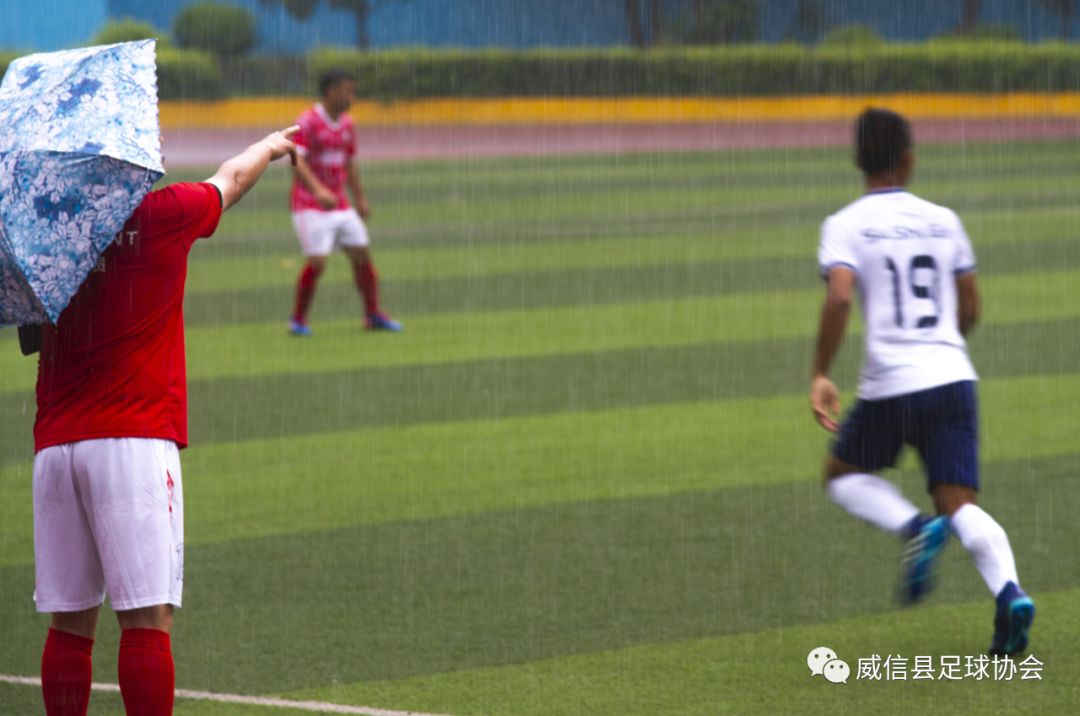 三市镇的足球比赛,我县首次举办全国县域足球赛事