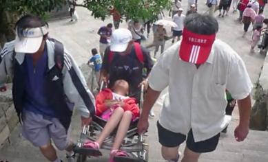 即使因非典而被限制在轮椅上，女孩仍热爱生活，以607分考入川外