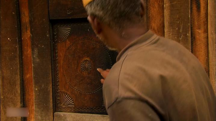 非洲传统伐木工艺，一月才赚600元，曾被列为非物质文化遗产