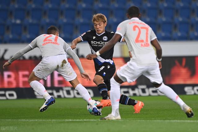 中超球员降薪后一般多少钱,球员工资都1000万难道1亿不正常吗