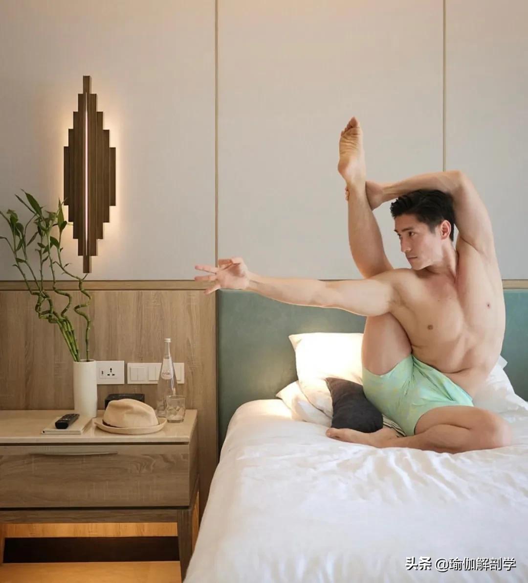 自律练瑜伽的男士,坚持练习瑜伽的男人刚柔并济