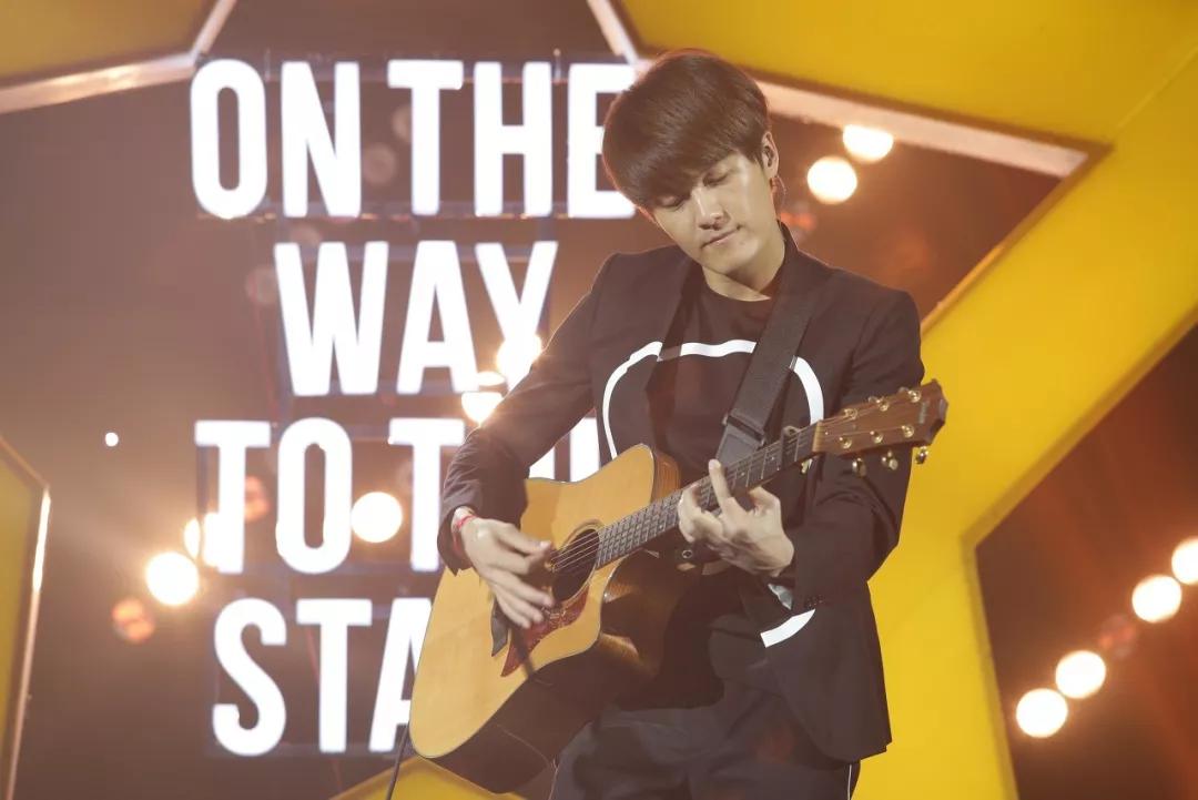 他曾是偶像歌手，拍电影赔光积蓄，回归后依然“不留后路”