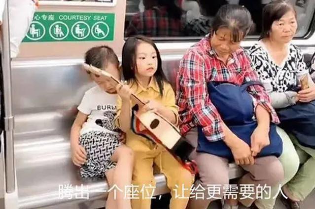 地铁上姐弟因坐姿走红,地铁上姐弟俩的坐姿惹争议