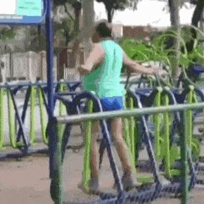 夏天来了下河抓鱼,夏天到了河边捉鱼