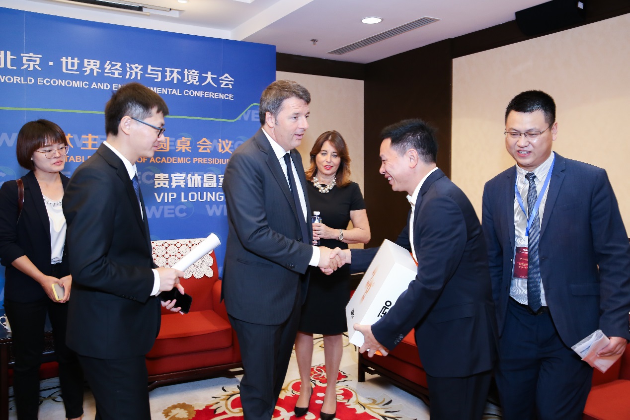 世界经济与环境大会，中国第一款无源智能控温皮鞋惊艳全场