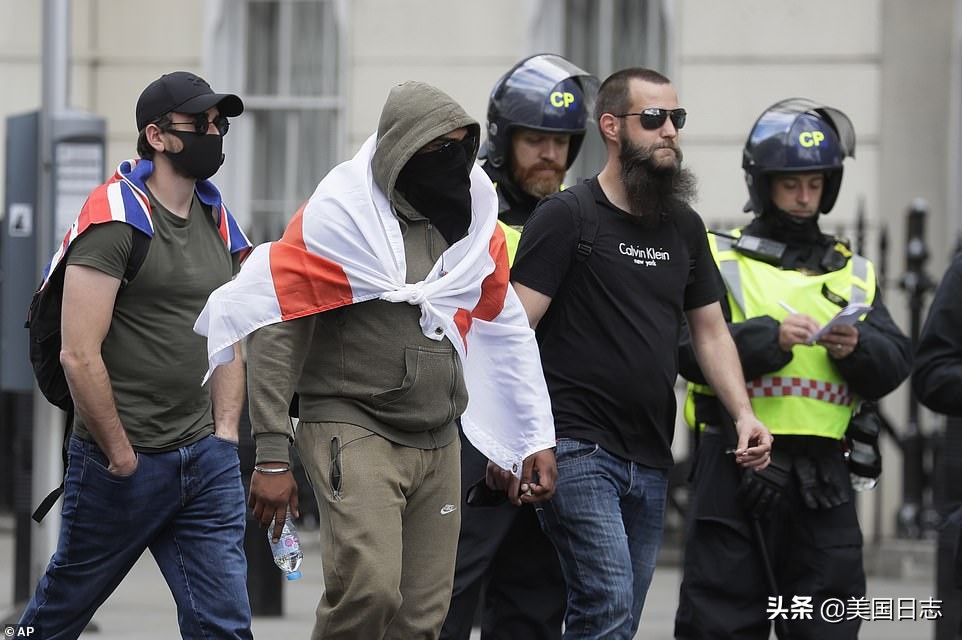 英国抗议人群与警方爆发冲突,英国白人右翼和反种族主义