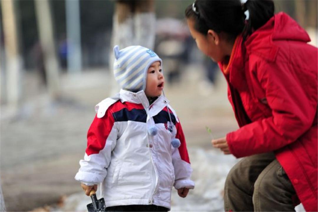 姐姐吃了汉堡,姐姐吃了一口弟弟的汉堡