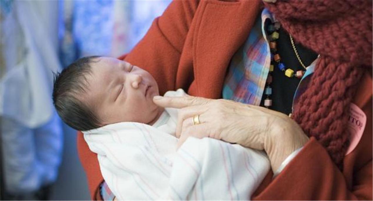 宝宝老睡不安稳要抱着怎么回事,宝宝要抱着哄睡怎么办