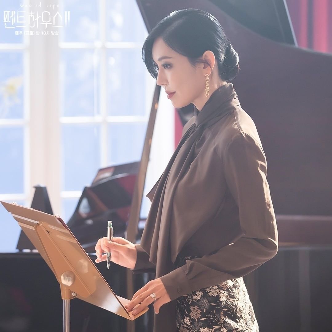 看了《顶楼2》，又发现一个“疯批美人”衣品开挂，每套都超想要