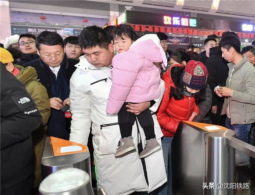 实行电子客票首日旅客为便捷点赞