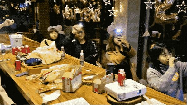 组队去火爆的玻璃屋民宿，星空下围炉火锅烧烤，唱k麻将，放烟花