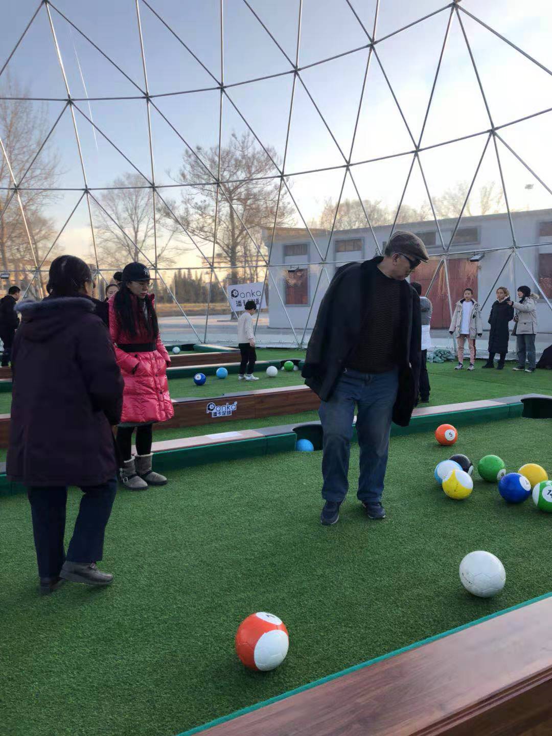 用脚踢台球,不仔细看还真发现不了