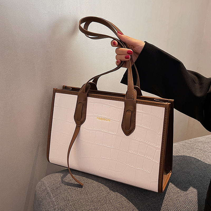 包包对于时尚的重要性,单肩包在穿衣搭配起的作用